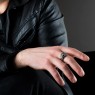 Magische Vissen Skull ring OZR048 on male model.